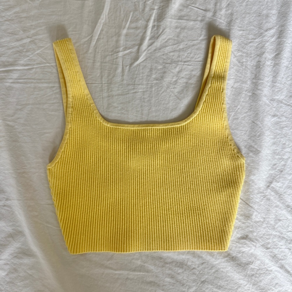 Yellow Aritzia Babaton sculpt knit cropped ribbed top